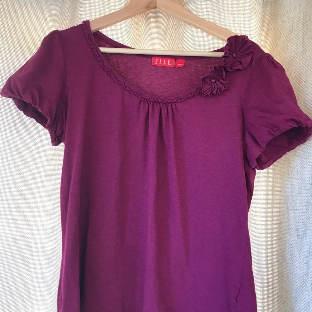 Elle shirt with flower accent